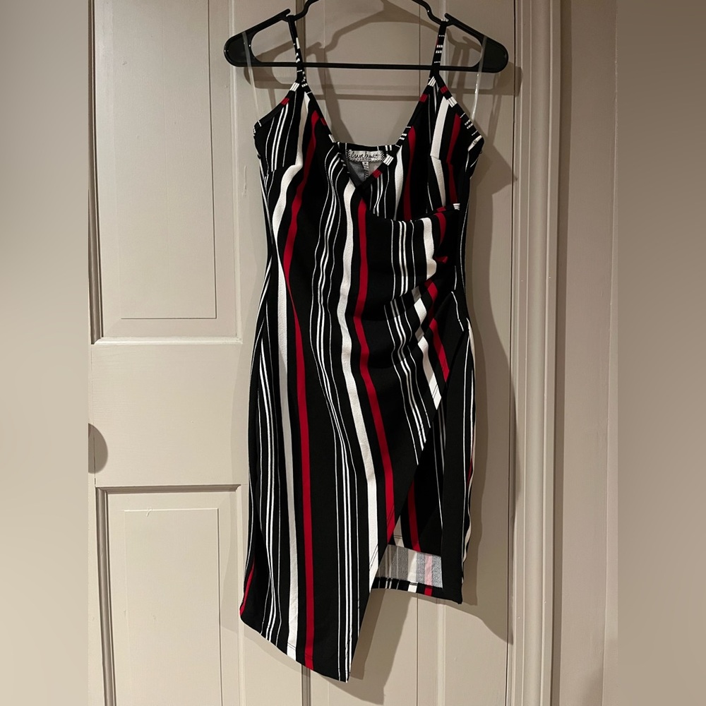 Black/white/red sleeveless dress